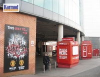 Kios Tiket untuk Stadium Old Trafford di Manchester dan Stadium Nou Camp di Barcelona