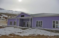 Karmod bangunan pasang siap sekali lagi di puncak, pembinaan untuk pusat ski di Gunung Ergan