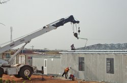 Bangunan tapak kerja pasang siap di Mine, Senegal
